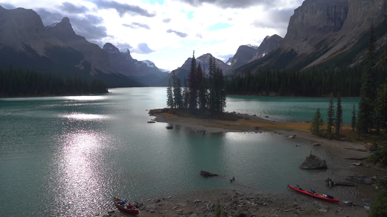 isla espiritual, lago maligne, parque nacional jasper, alberta, canadá