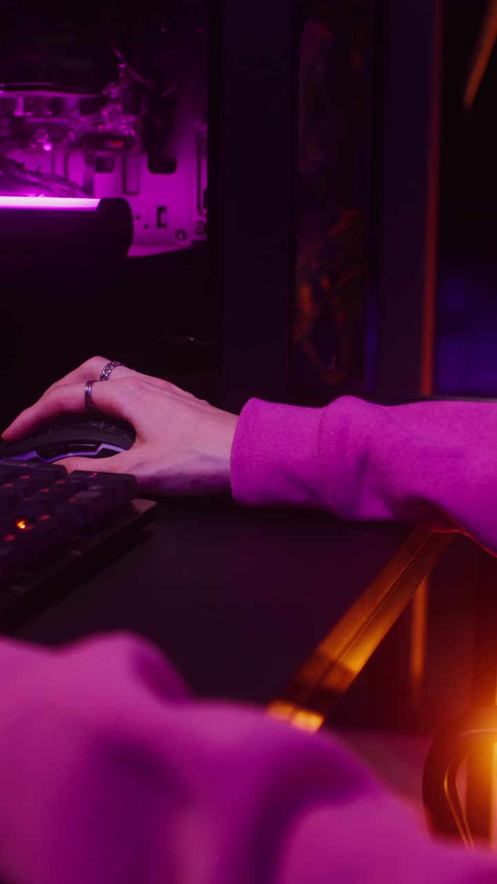 Giocatore che usa computer con tastiera e mouse