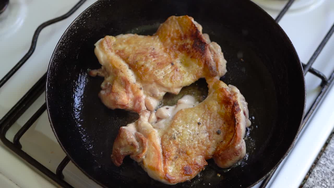 aceite caliente hirviendo en una sartén