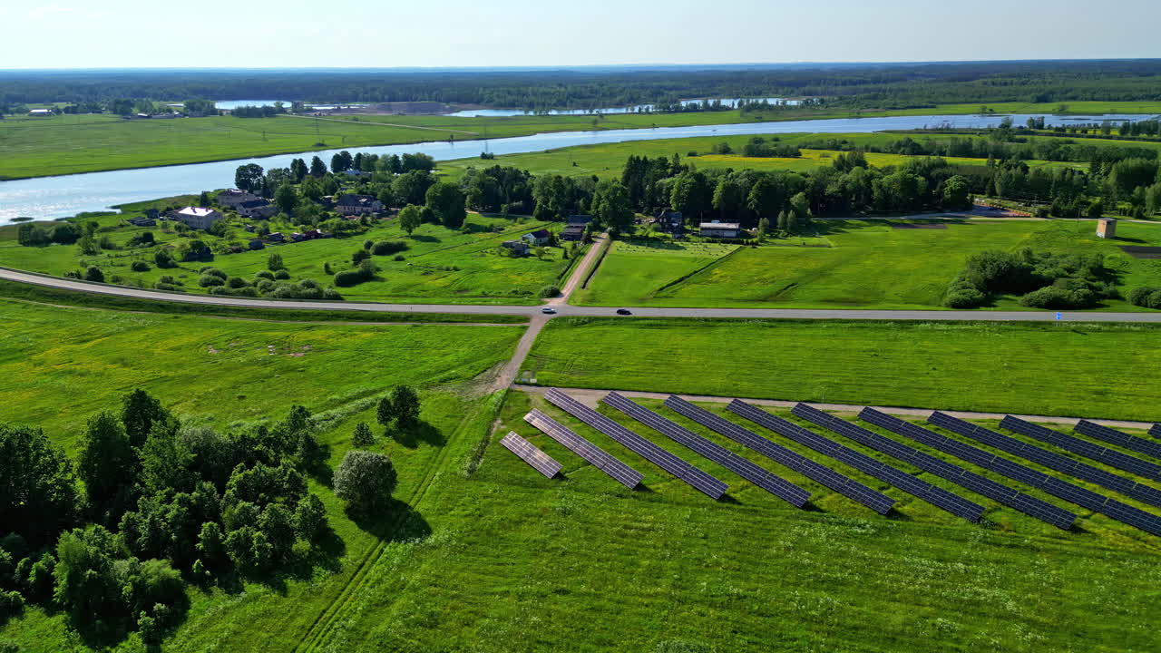 воздушный вид солнечной фермы в сельской местности
