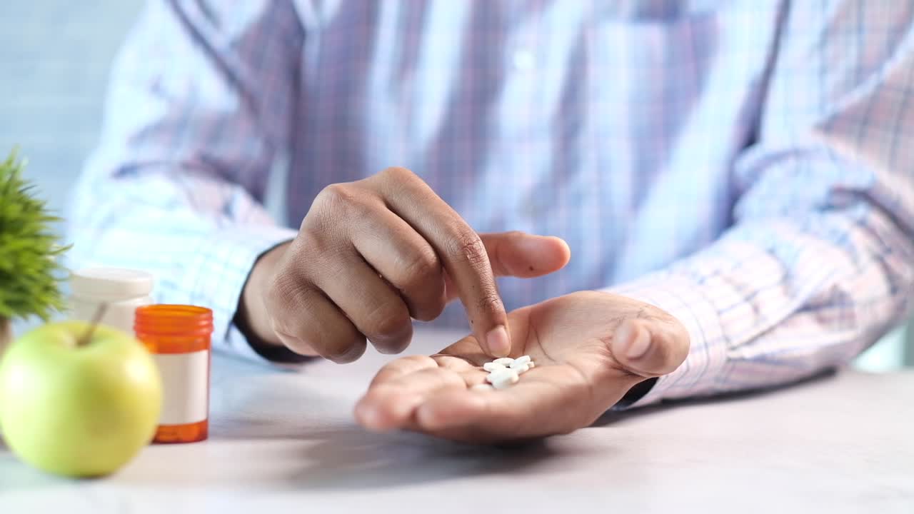 약을 복용하는 사람