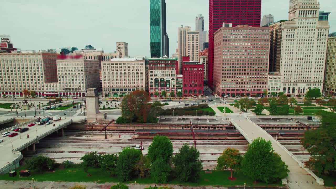 de los rascacielos de chicago a un trabajador cortador de césped en el parque grant de chicago