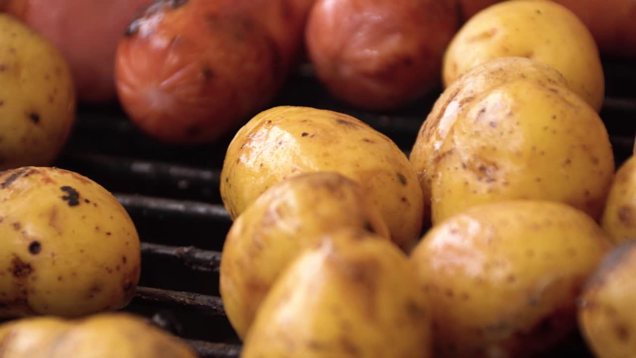 patatas a la parrilla en una barbacoa