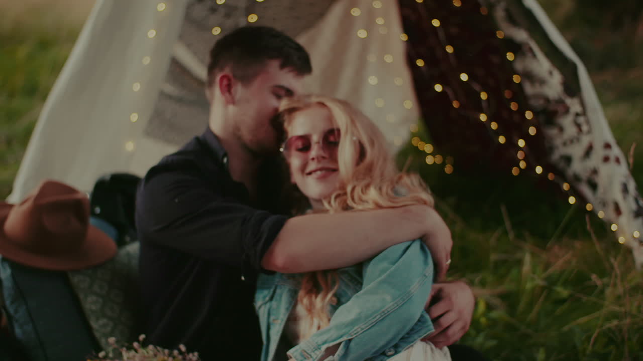 야외에서 포용하는 동안 웃고 웃는 현대적인 소박한 부부 2