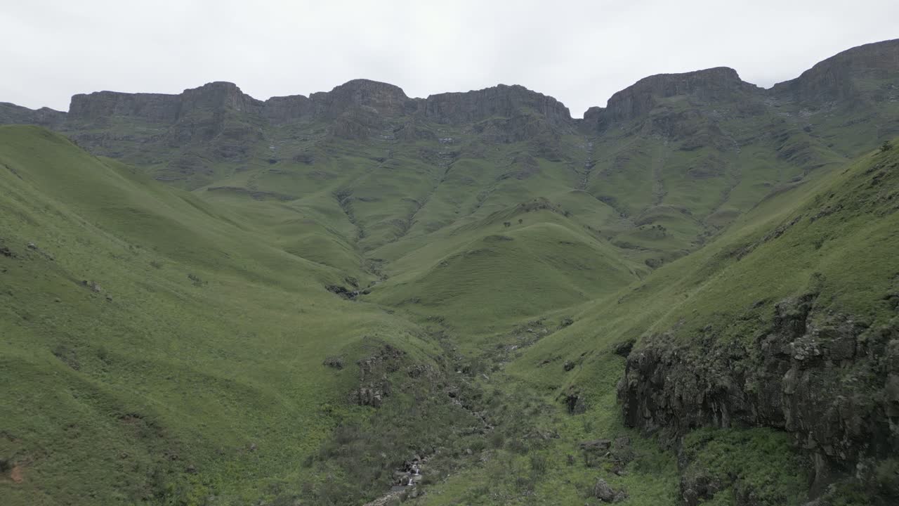 vuelo aéreo en la remota meseta de montaña verde virgen en lesotho