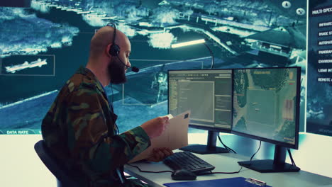 operador militar transmitiendo coordenadas gps de barcos hostiles a la guardia nacional
