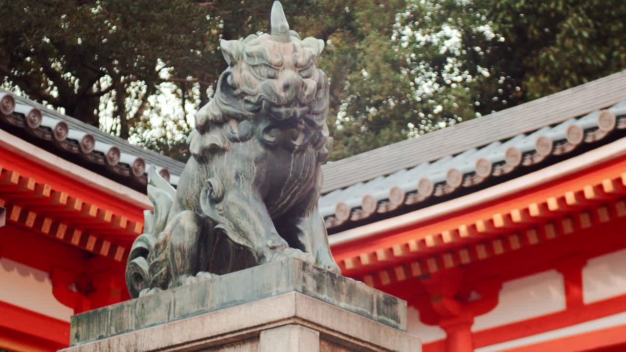 diapositiva, tiro, de, un, león, estatua, en, un, templo, en, kyoto, japón, 4k, cámara lenta