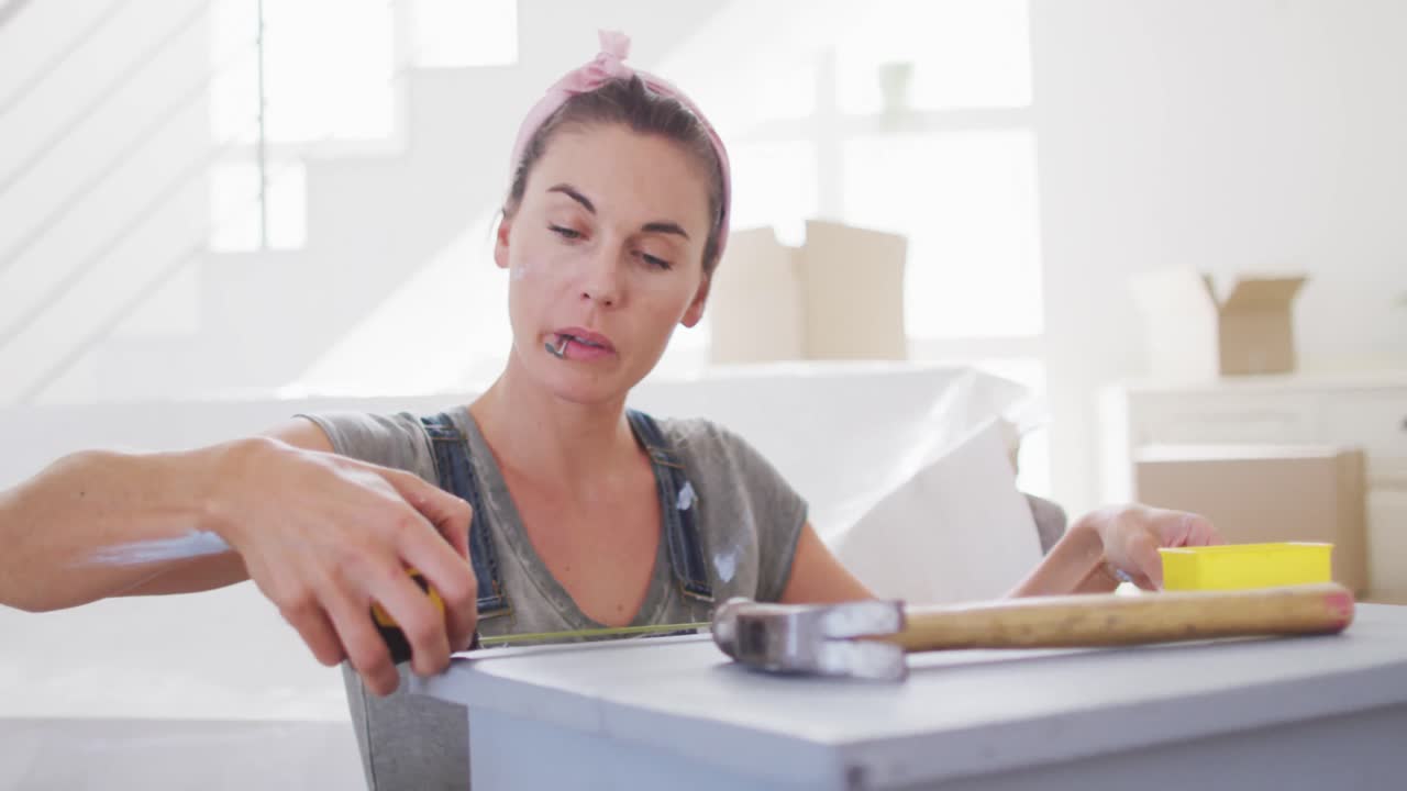retrato de una mujer caucásica en cuarentena durante la pandemia de coronavirus, haciendo trabajos interiores