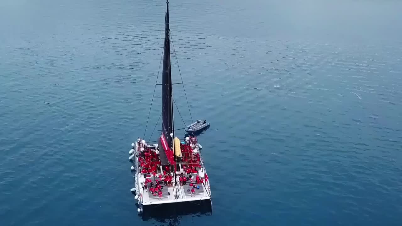 DRONE AÉREO DE UN CATAMARÁN NAVEGANDO EN EL MAR