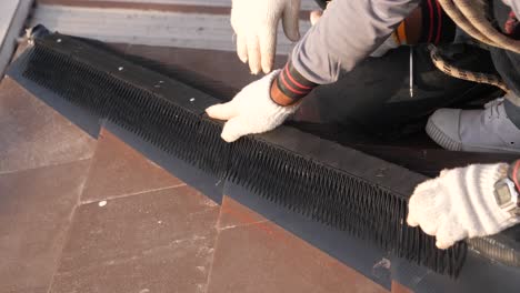 trabajador asiático haciendo la instalación de tejas de techo, corte, proceso de medición, de cerca