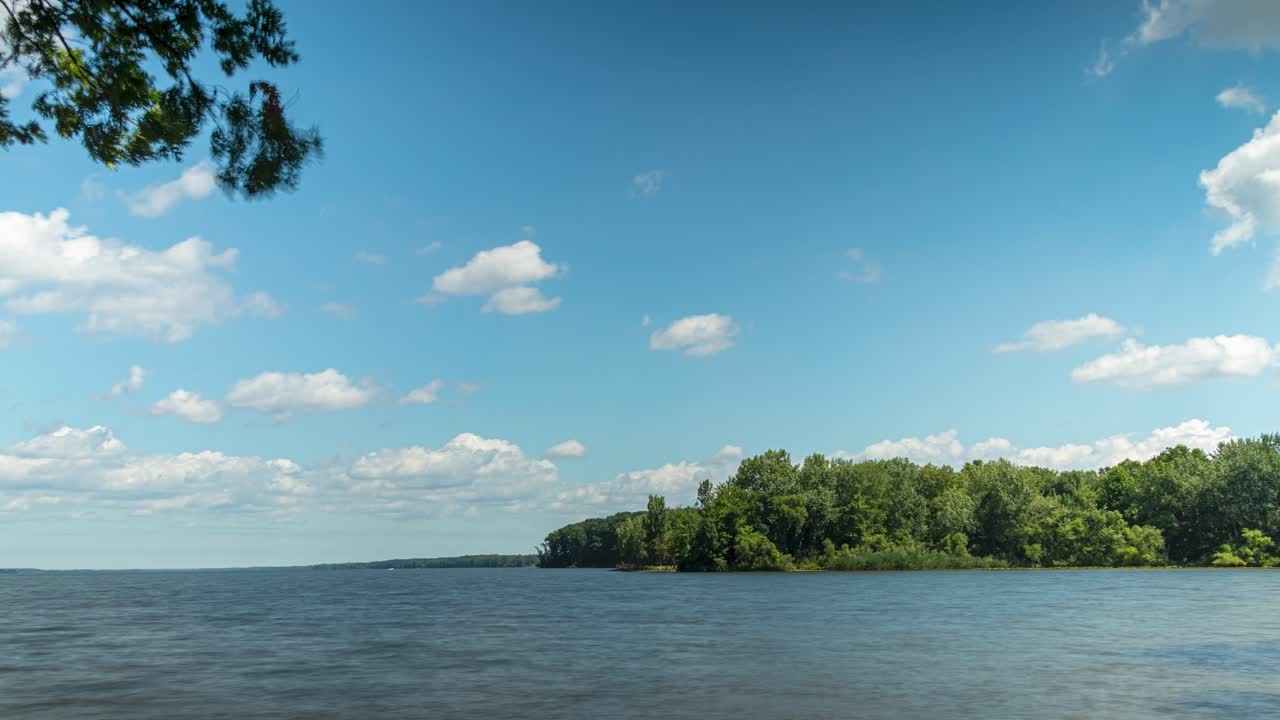 4k Timelapse of days with heavy winds, heavenly clouds and a gorgeous blue sky on the lakeside