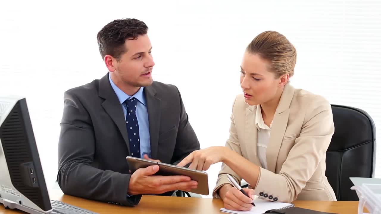 compañeros de trabajo en el escritorio usando tablets