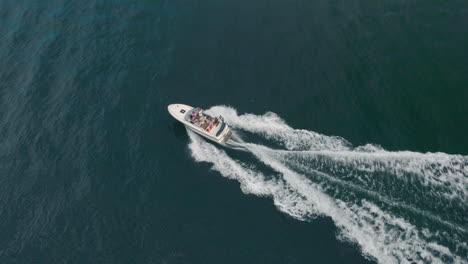 Toma-Aérea-Con-Un-Dron-Filmando-Un-Barco