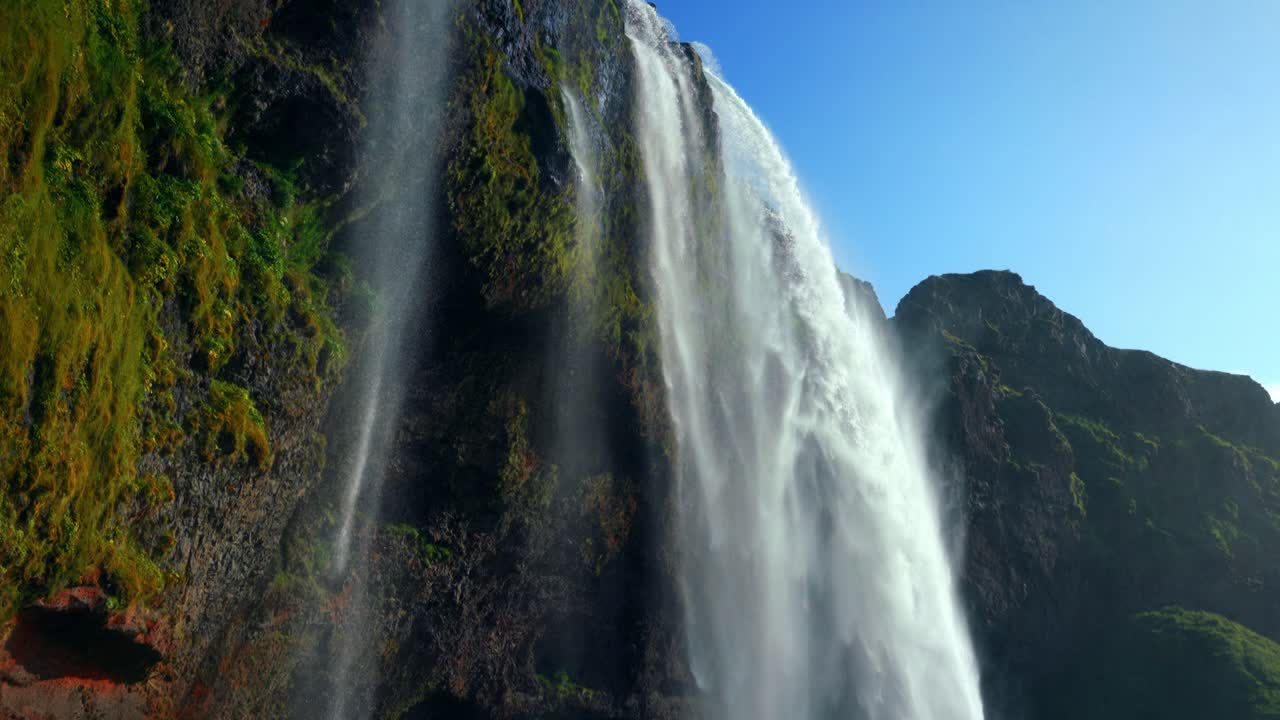 famosa cascada de seljalandsfoss en la región sur de islandia