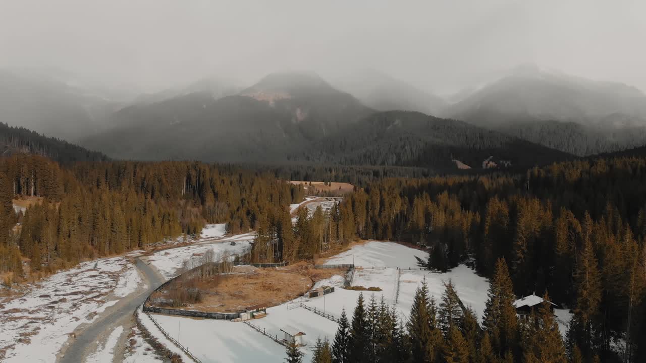 vista aérea lenta sobre el barranco val visdende en italia con el sol iluminando el valle y las nubes sobre las montañas