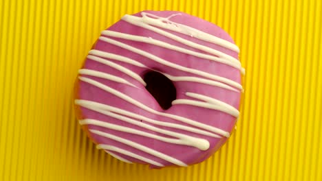 el donut glazado de primer plano.