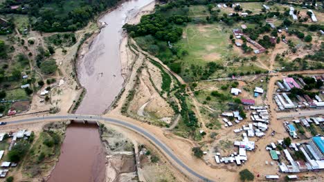 Blick-Auf-Die-Flusslandschaft-Und-Die-Drohne