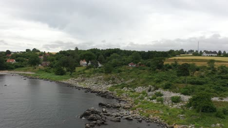 vistas a la pequeña cabaña roja en la costa de la isla danesa de bornholm
