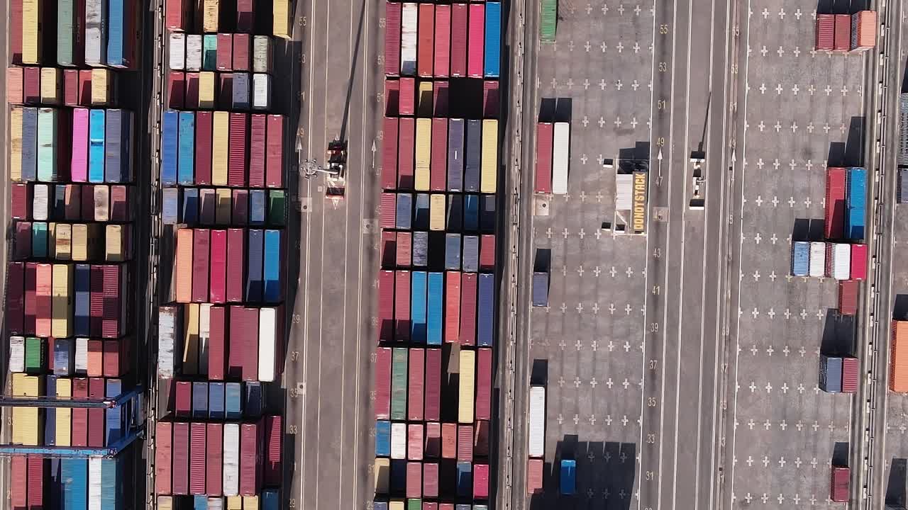 Containerplads i Accra, Ghana med farverige fragtcontainere