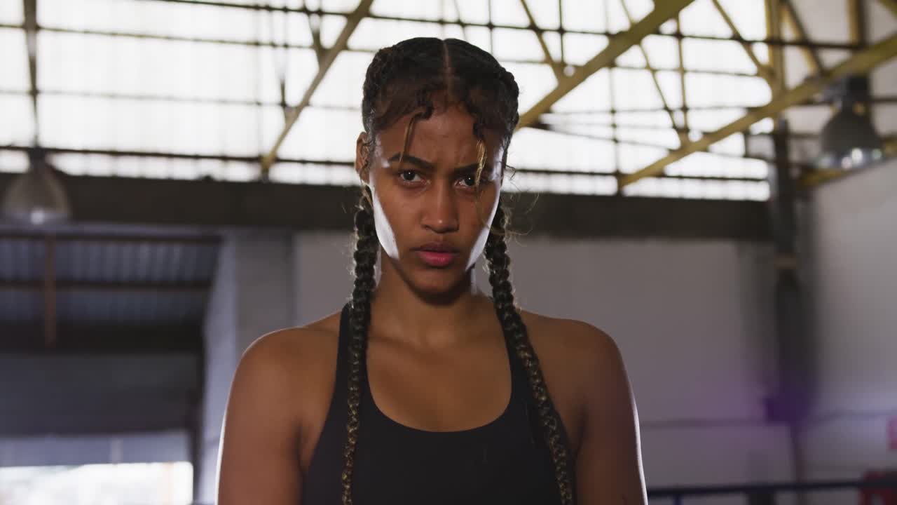 женщина смешанной расы смотрит в камеру