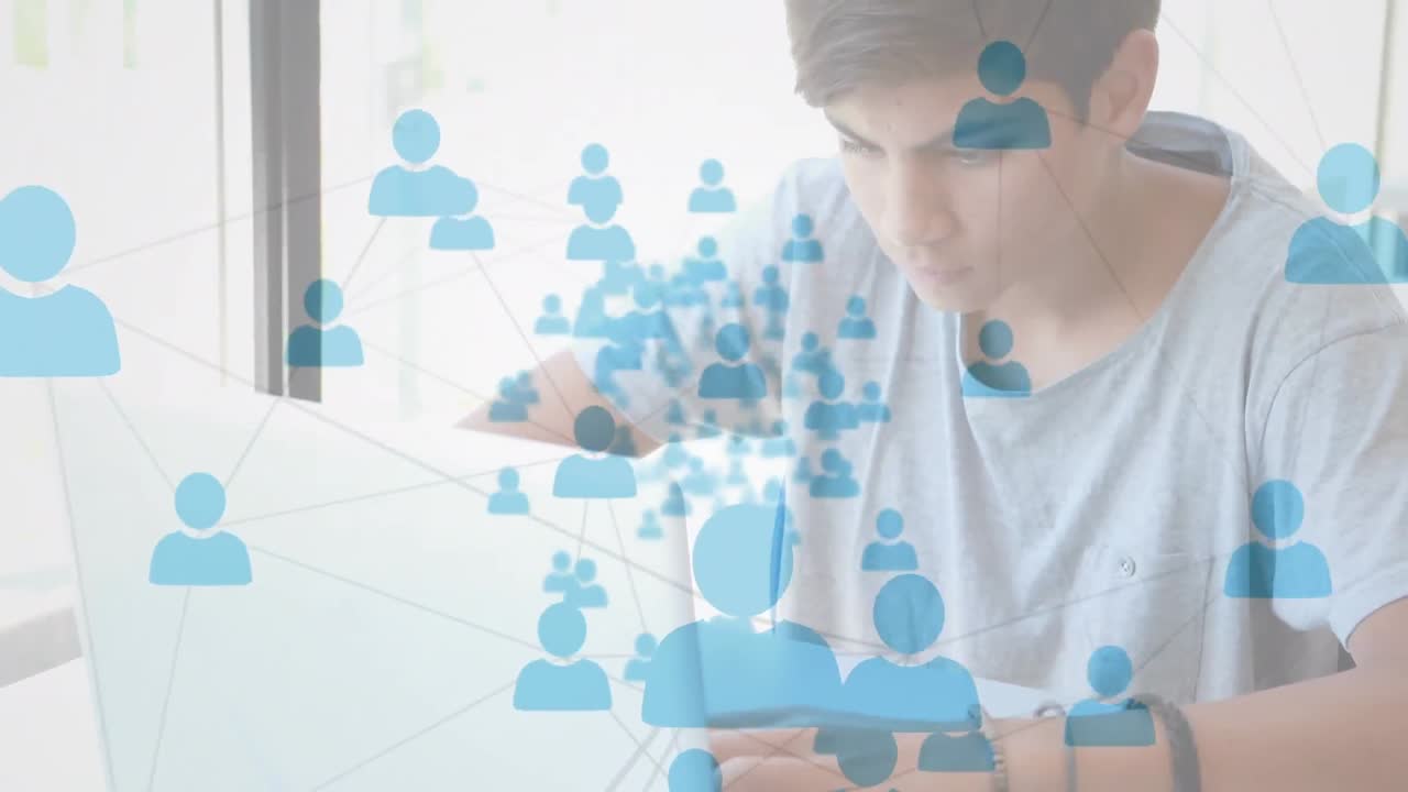 ノートパソコンを使用した学生のアイコンによる接続ネットワークのアニメーション