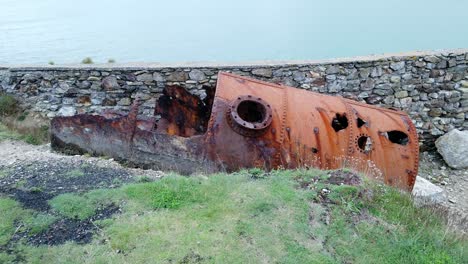 explorando un contenedor de tanque industrial oxidado en la fábrica de ladrillos wen traeth galés abandonada