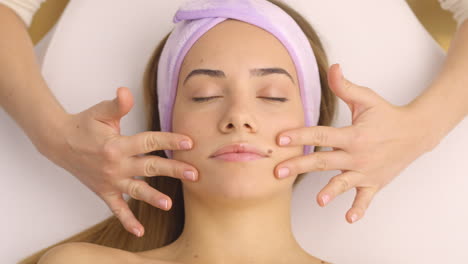 mujer recibiendo un masaje facial