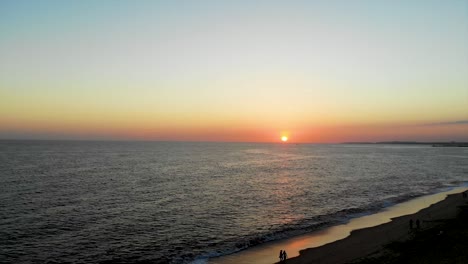 Vista-Aérea-De-La-Puesta-De-Sol-Sobre-El-Horizonte-De-La-Costa-Del-Algarve