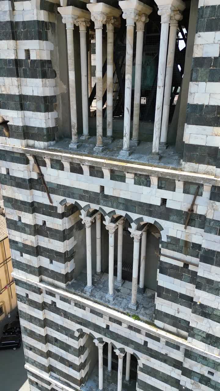 Glockenturm des Doms von Siena in Italien, vertikales Drohnen-Luftvideo.