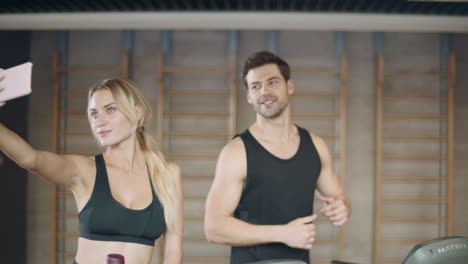 Lächelndes-Paar,-Das-Nach-Dem-Training-Ein-Selfie-Im-Sportverein-Macht.