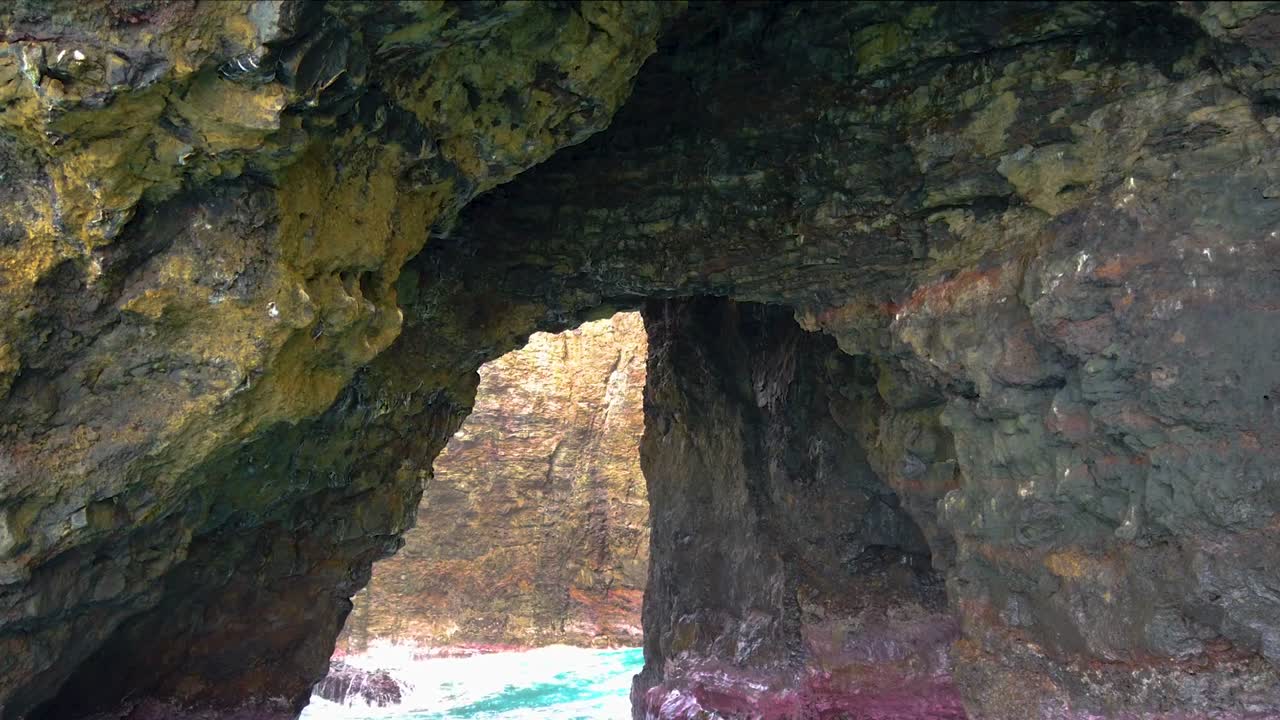 hd hawaii kauai canotaje en el océano flotando cerca del arco de roca con pared de roca en el fondo