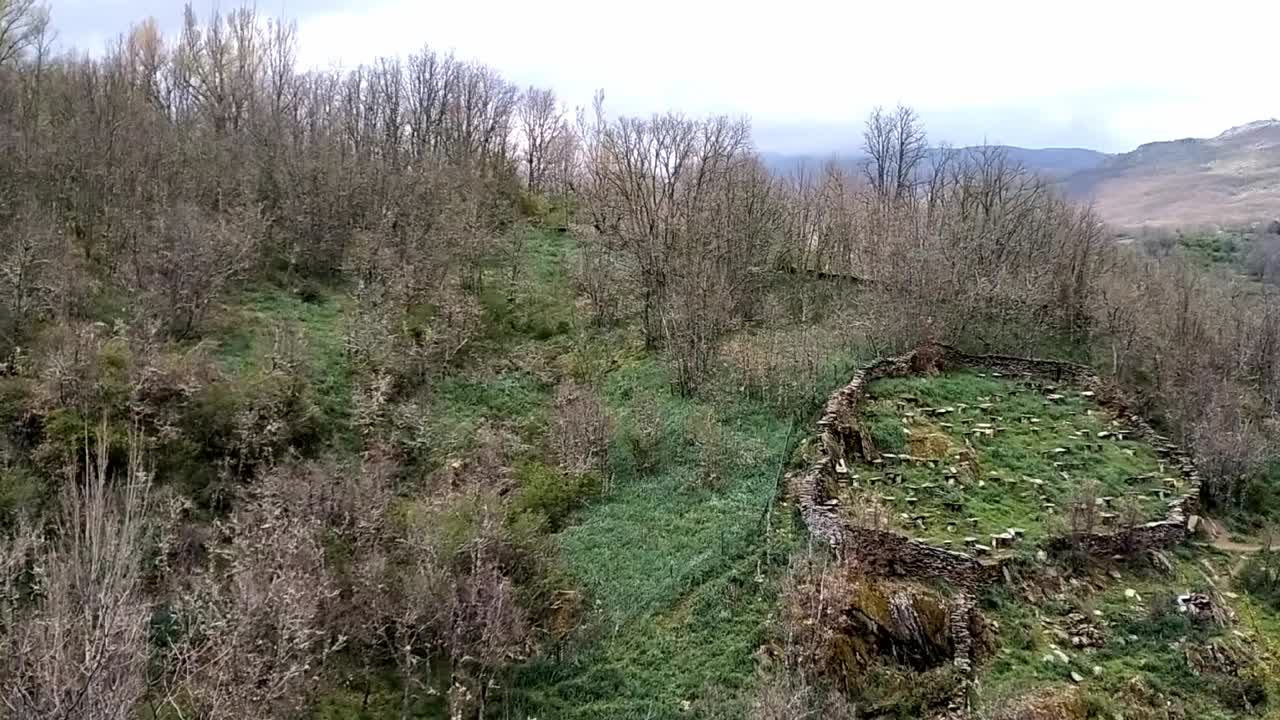 toma en movimiento de la ladera de una colina y algunas montañas en la parte posterior