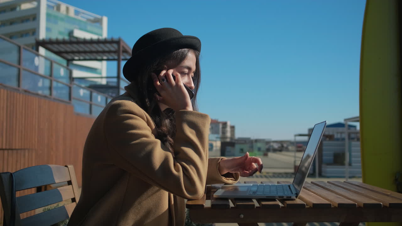 야외에서 노트북 작업을 하는 여자