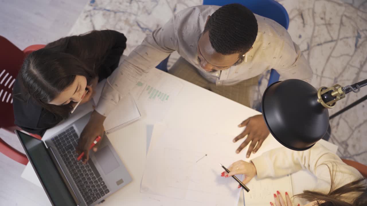 colegas de diferentes razas trabajando juntos en el proyecto.