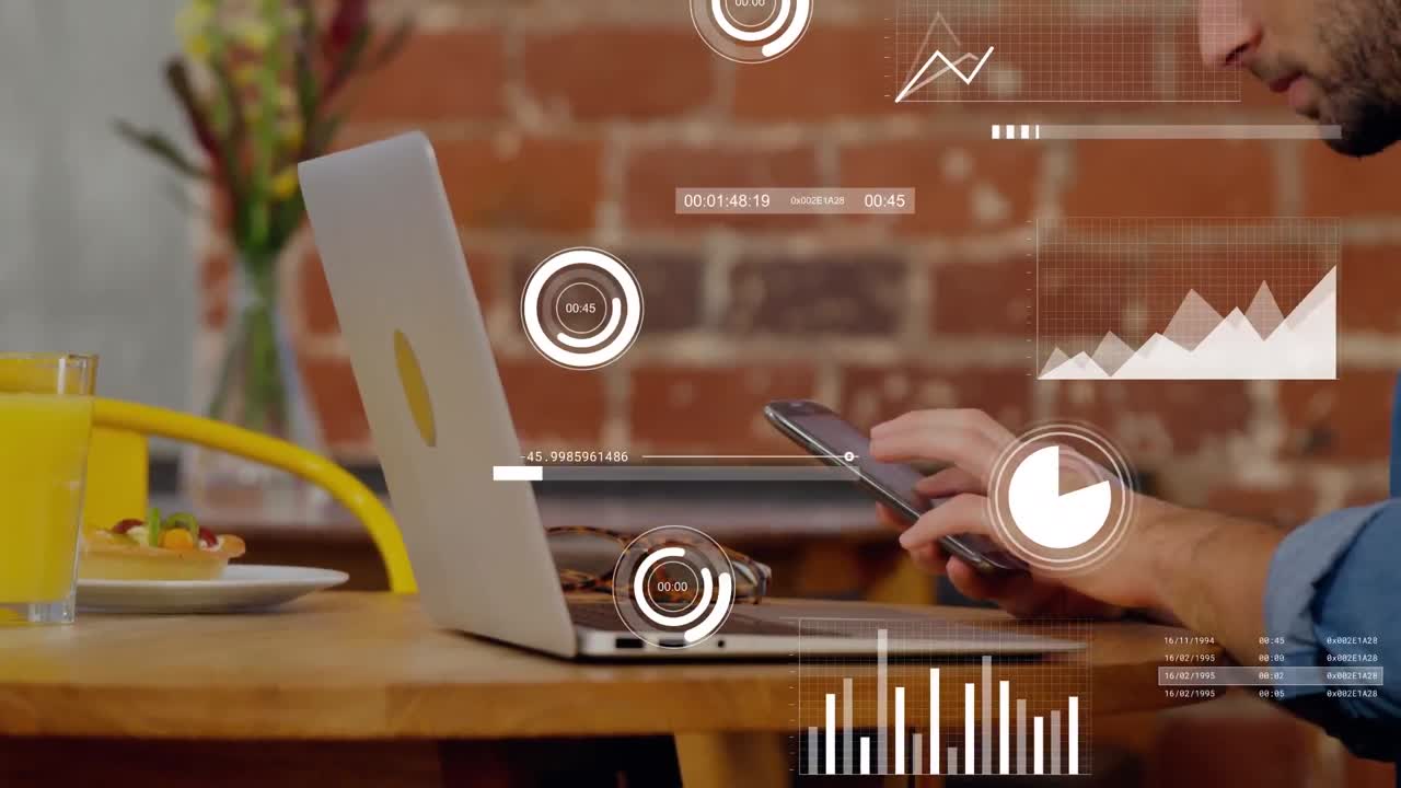 animación del procesamiento de datos sobre un hombre caucásico usando una computadora portátil