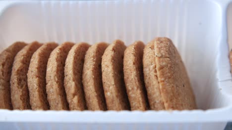 cerrar las galletas dulces en la mesa de madera