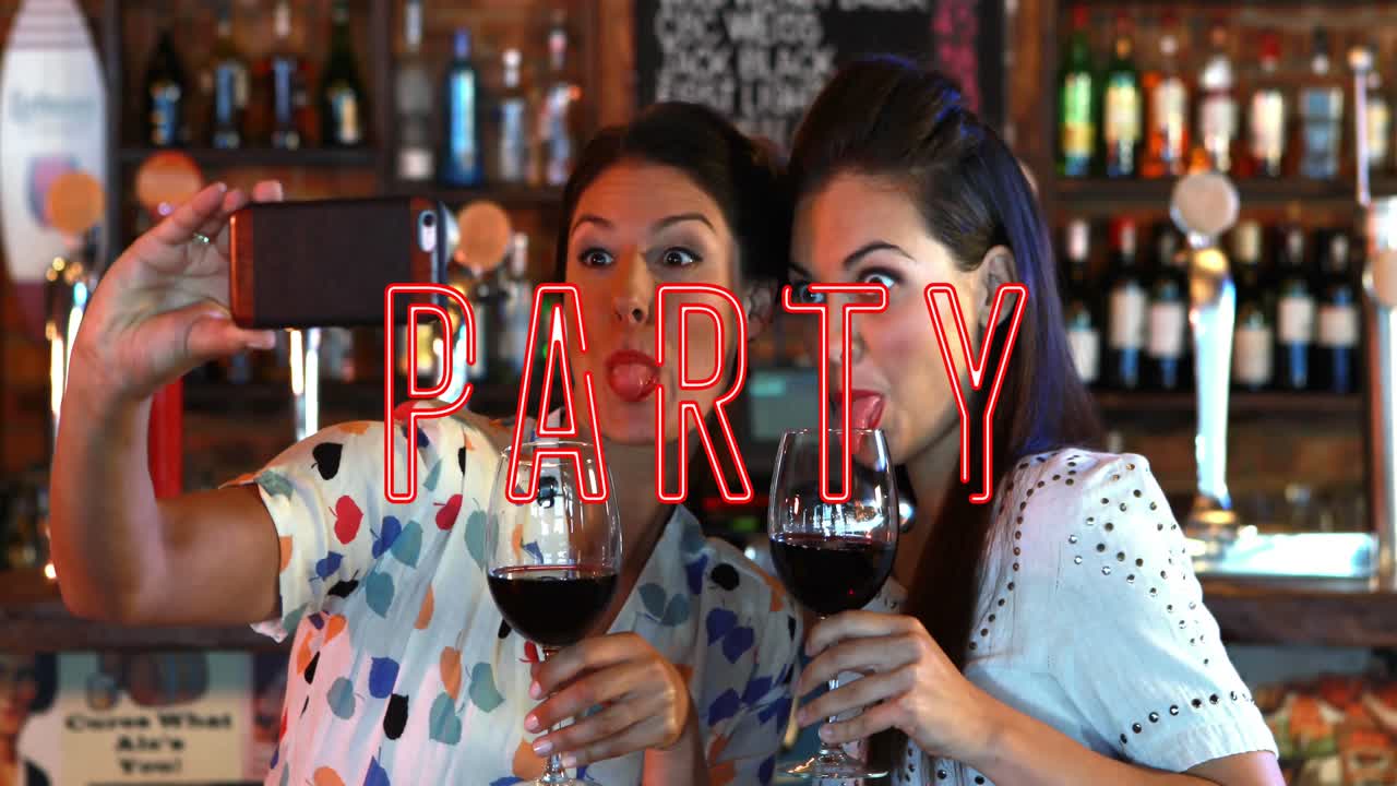 Animation des Schriftzugs 'Party' über fröhlichen Freundinnen gemischter Herkunft, die Wein trinken
