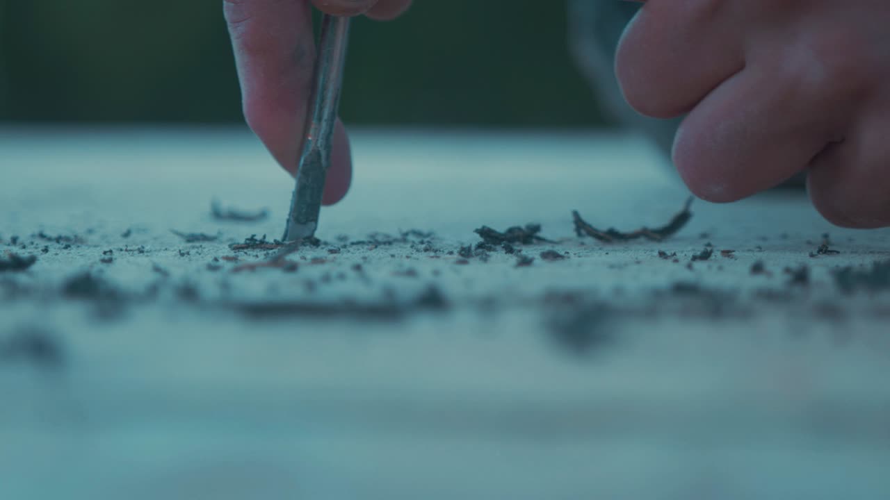 더글러스 전나무 목재를 다시 코킹하기 위해 나무 보트 데크 판자 능선 사이의 틈을 긁어내어 실시간으로 닫습니다.