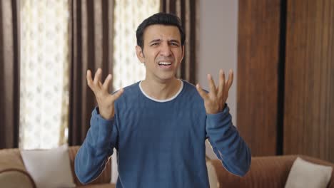 hombre indio de mediana edad conmocionado