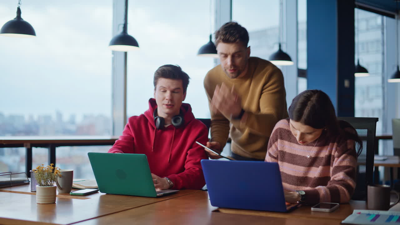 Team Collaboration in Modern Office