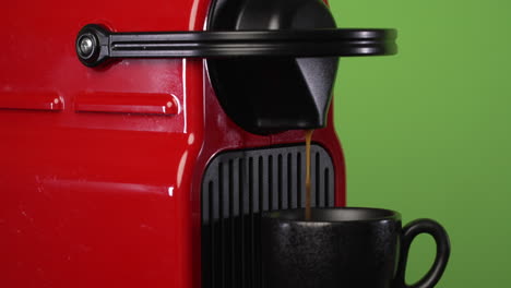 máquina nespresso haciendo café frente a la pantalla verde croma