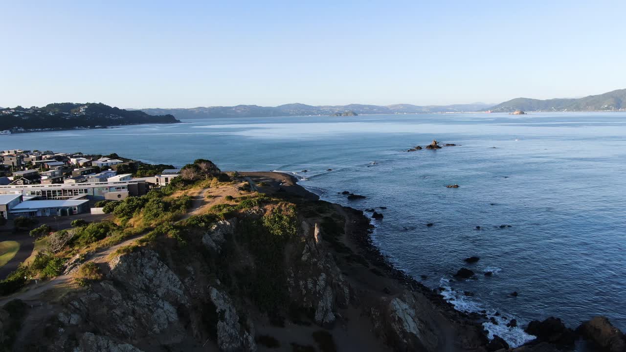 뉴질랜드 북섬의 해안 마을 - 공중 드론 보기