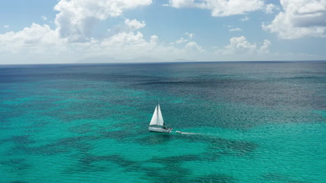 imágenes de drones de un velero en antigua