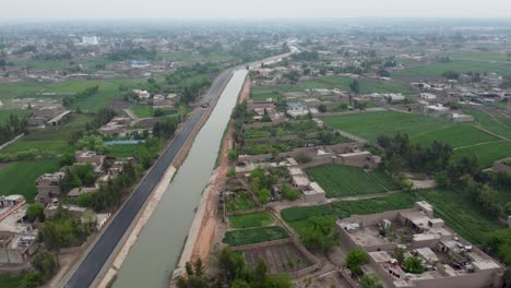 vista aérea de las granjas, los arroyos y la construcción de carreteras en el pueblo