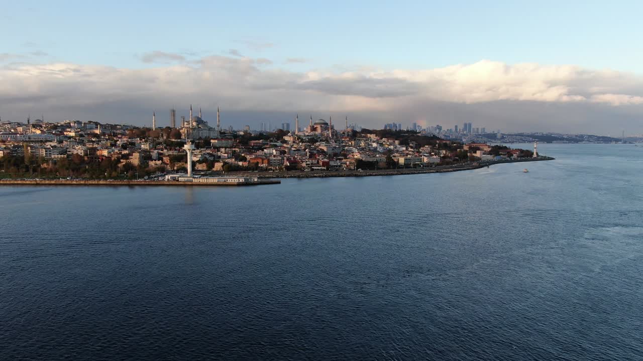 estambul, turquía. sultanahmet con la mezquita azul y la hagia sophia (ayasofya) con un cuerno dorado. palacio de topkapi vista aérea.
