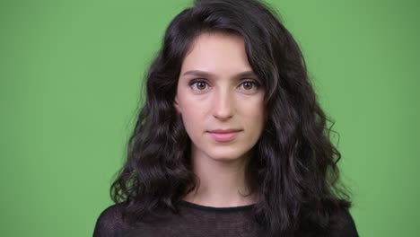 joven hermosa contra un fondo verde