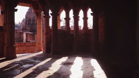 Arquitectura-Del-Antiguo-Templo-Hindú-De-Piedra-Roja-Retroiluminada-Desde-Un-ángulo-único-En-El-Día