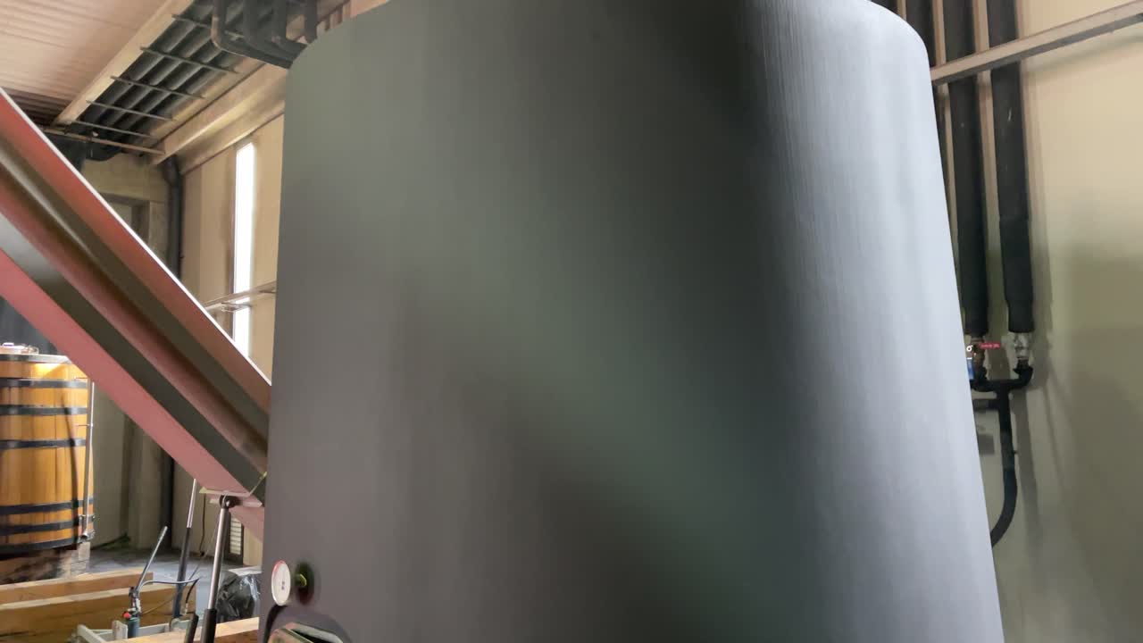 bodegas de vino en somontano y rioja en españa barricas y proceso de elaboracion, cata tolvas cemento