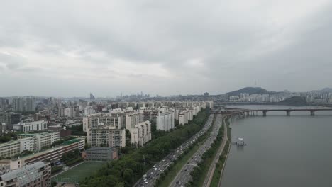 Toma-Aérea-Que-Se-Desplaza-Lentamente-Sobre-La-Ciudad-De-Seúl-Y-El-Río-Han,-Corea-Del-Sur