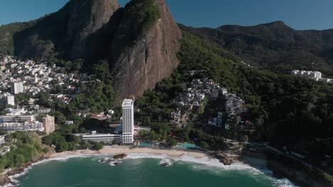 Acercamiento-Aéreo-En-La-Playa-De-Vidigal-Con-La-Comunidad-De-Chabolas-Y-La-Montaña-Dos-Hermanos-Al-Fondo